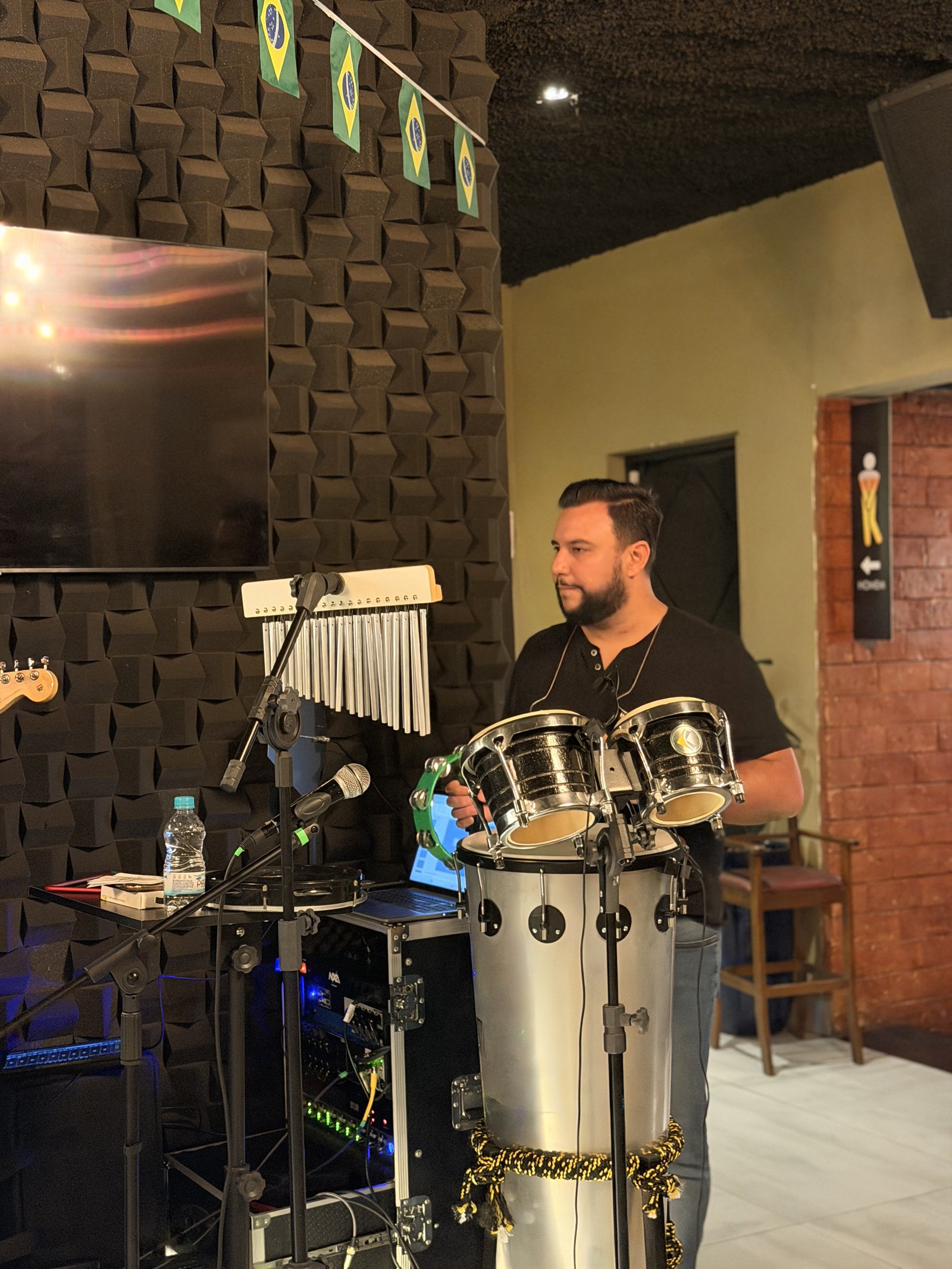 Banda Marvin ao vivo em um grande palco com público