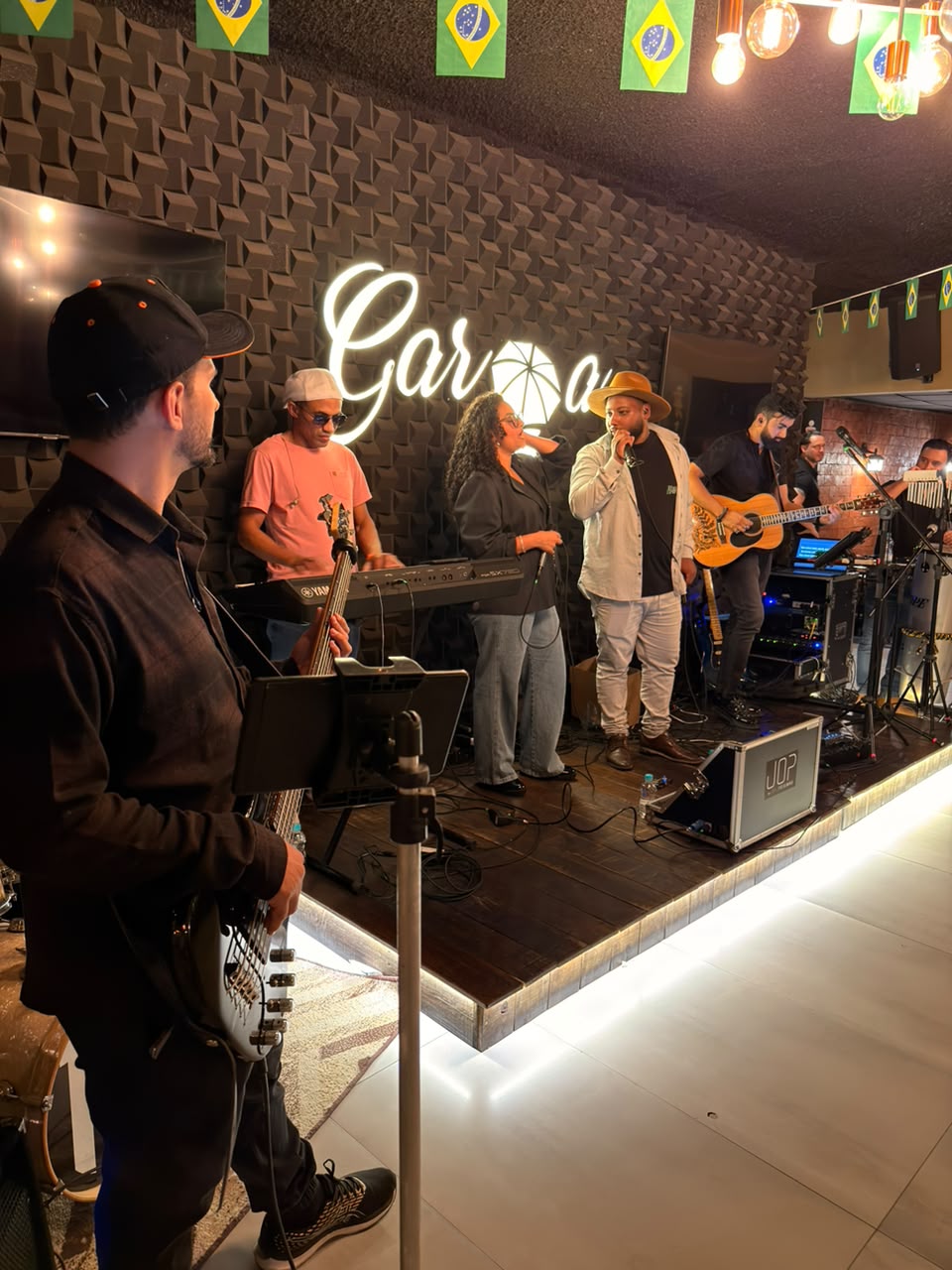 Banda Marvin no palco Garoa